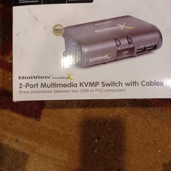 Iogear 2-port multimedia KVMP switch with cables - Picture 3 of 6